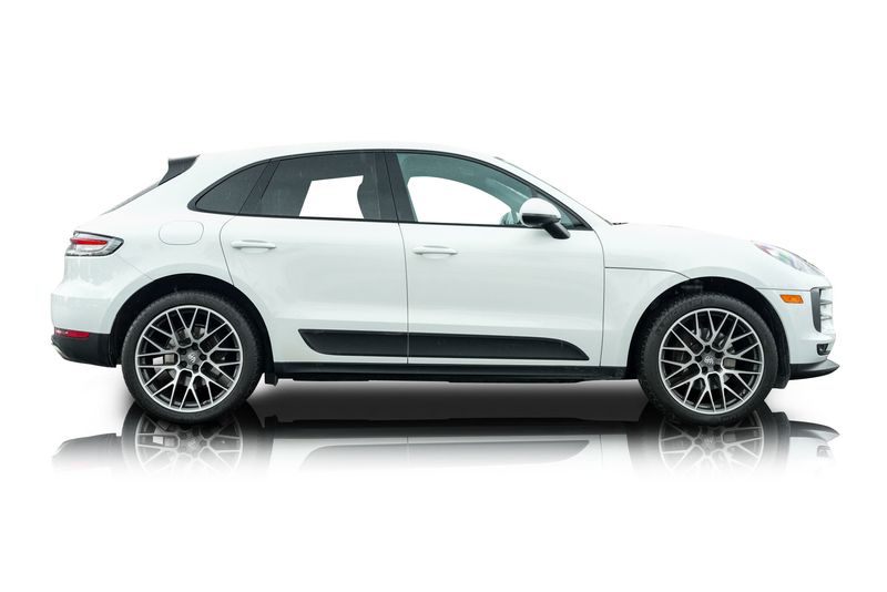 An incredible side shot photo of aPorsche Macan that you should buy.