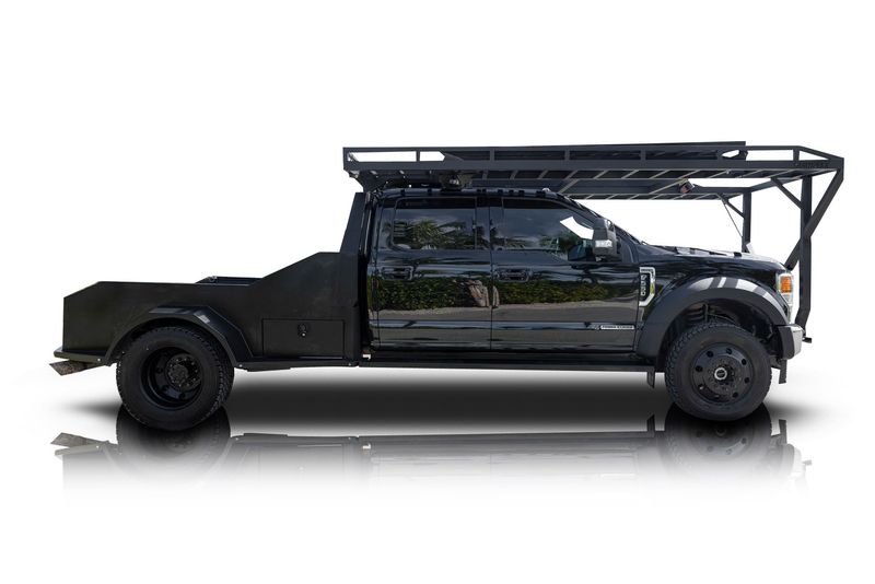 An incredible side shot photo of aFord F-550 that you should buy.