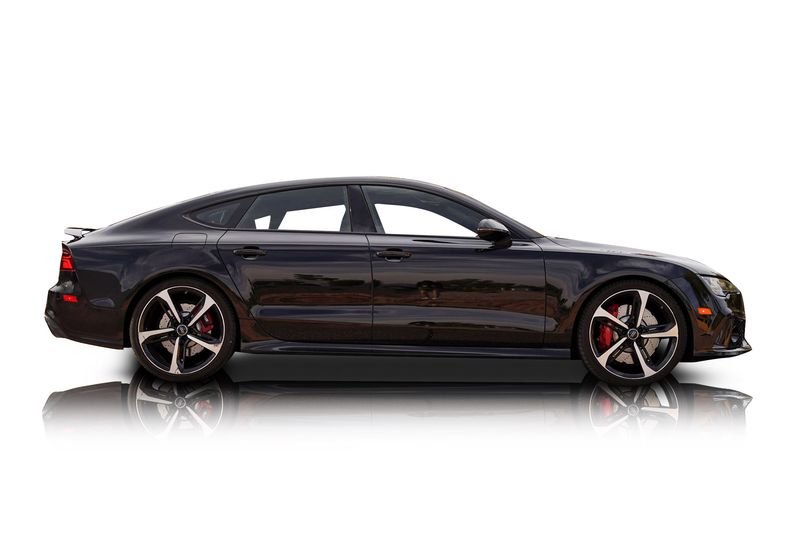 An incredible side shot photo of aAudi RS7 that you should buy.