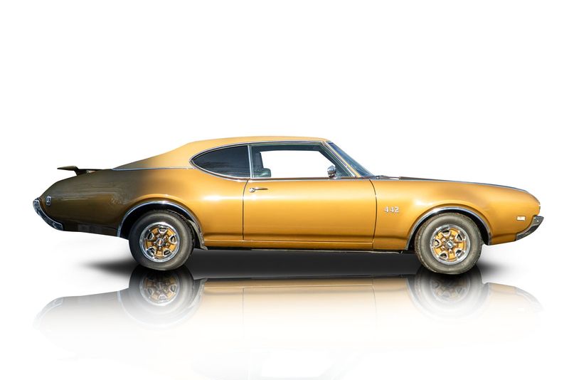An incredible side shot photo of aOldsmobile 442 that you should buy.