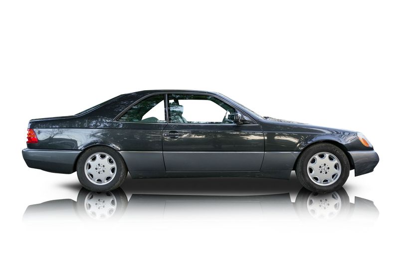 An incredible side shot photo of aMercedes-Benz S600 that you should buy.