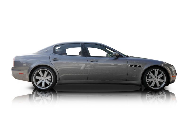 An incredible side shot photo of aMaserati Quattroporte that you should buy.