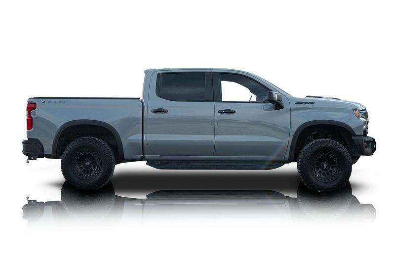 An incredible side shot photo of aChevrolet Silverado 1500 that you should buy.