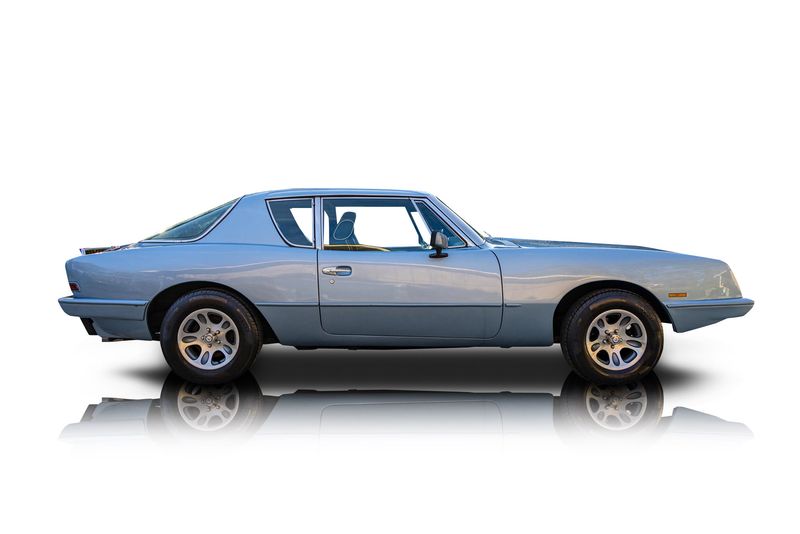 An incredible side shot photo of aAvanti II that you should buy.