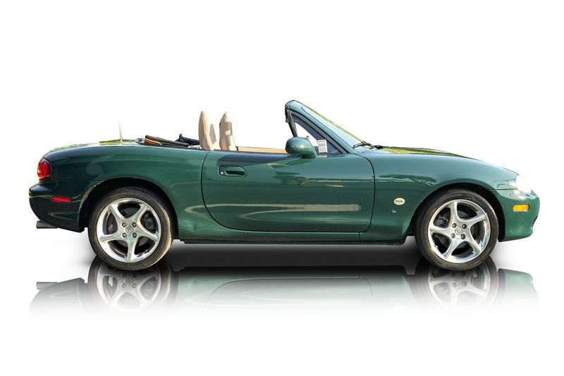 An incredible side shot photo of aMazda MX-5 Miata that you should buy.