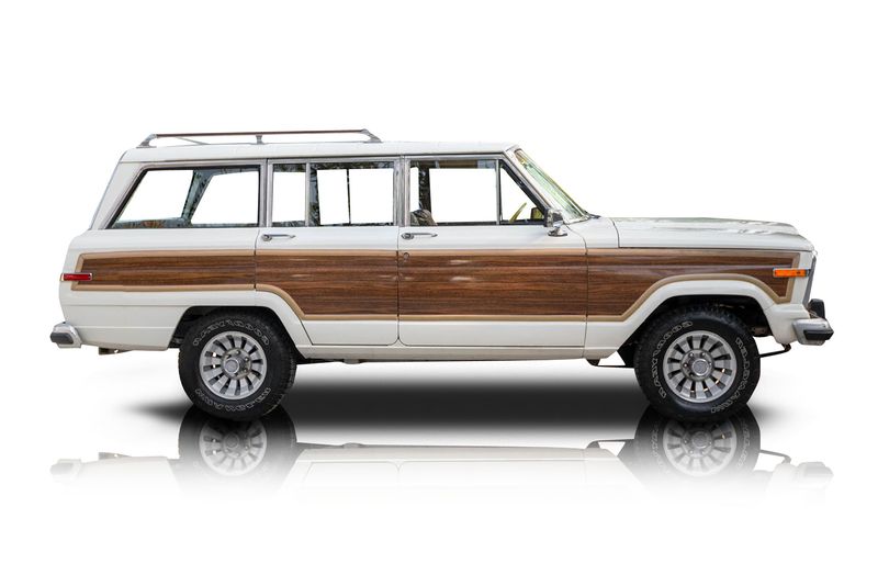 An incredible side shot photo of aJeep Grand Wagoneer that you should buy.
