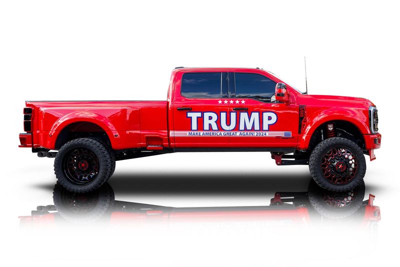 An incredible side shot photo of aFord F-450 that you should buy.