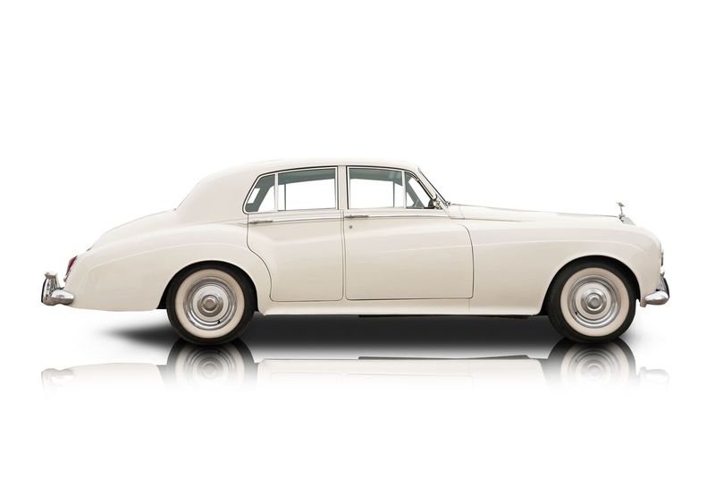 An incredible side shot photo of aRolls-Royce Silver Cloud that you should buy.