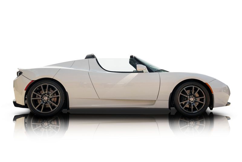 An incredible side shot photo of aTesla Roadster that you should buy.