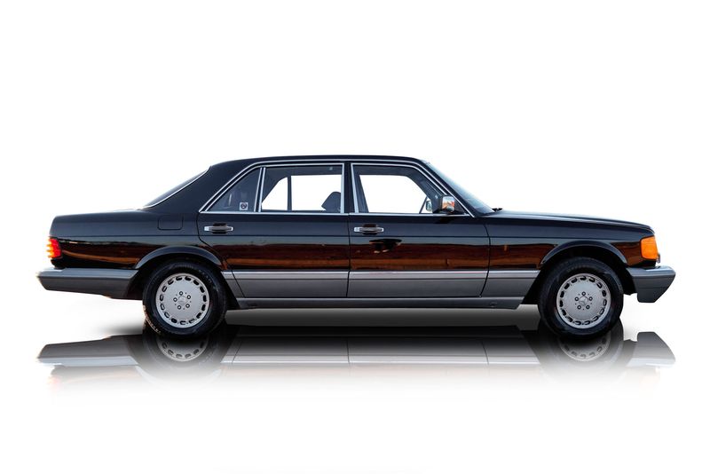 An incredible side shot photo of aMercedes-Benz 420SEL that you should buy.