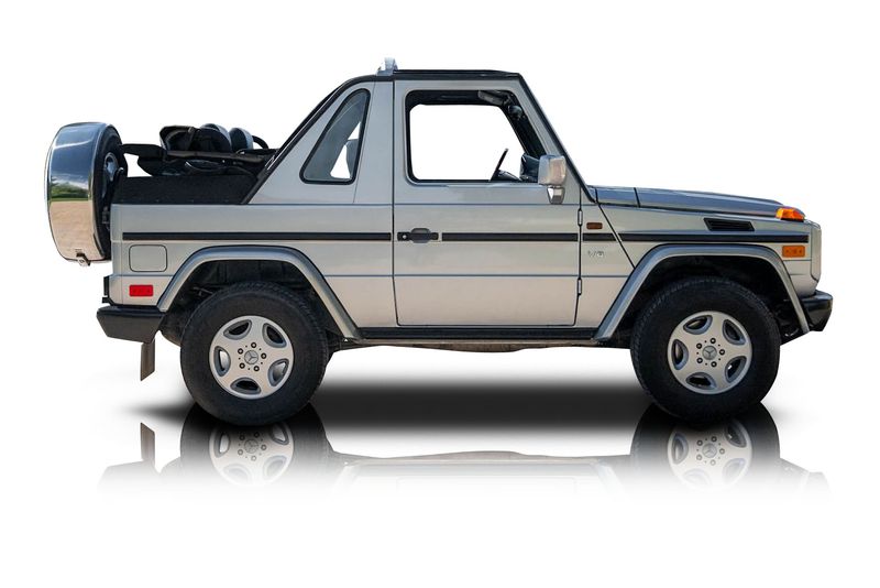 An incredible side shot photo of aMercedes-Benz G500 that you should buy.