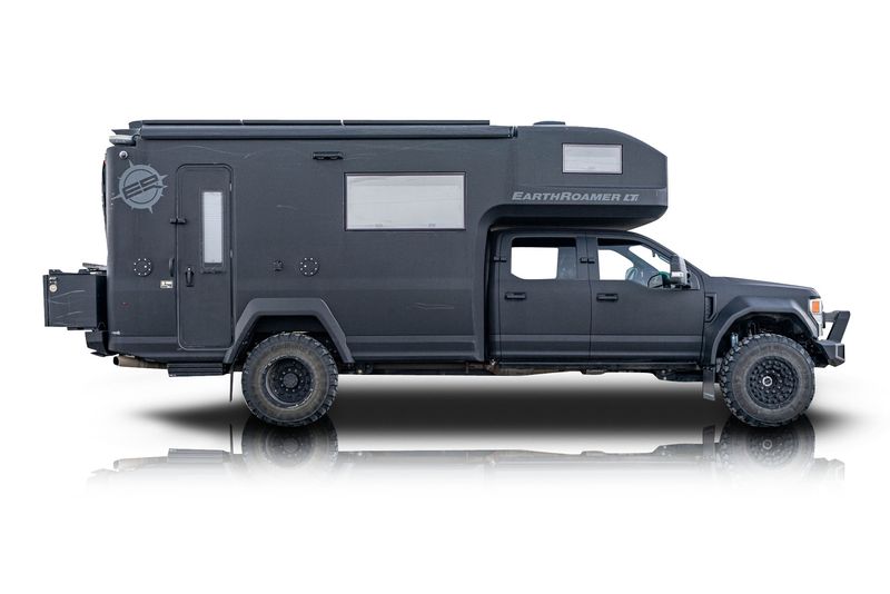 An incredible side shot photo of aFord F-550 that you should buy.