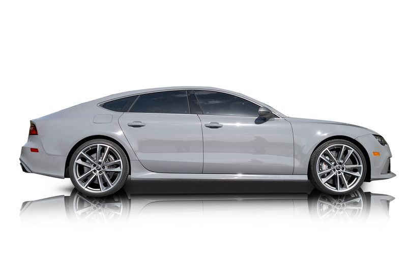 An incredible side shot photo of aAudi RS7 that you should buy.