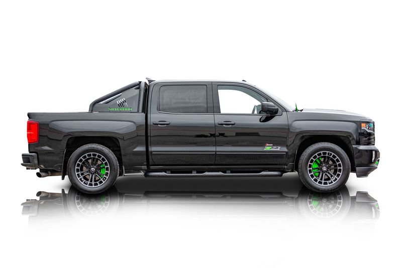 An incredible side shot photo of aChevrolet Silverado 1500 that you should buy.