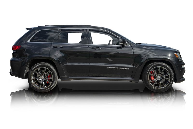 An incredible side shot photo of aJeep Grand Cherokee that you should buy.