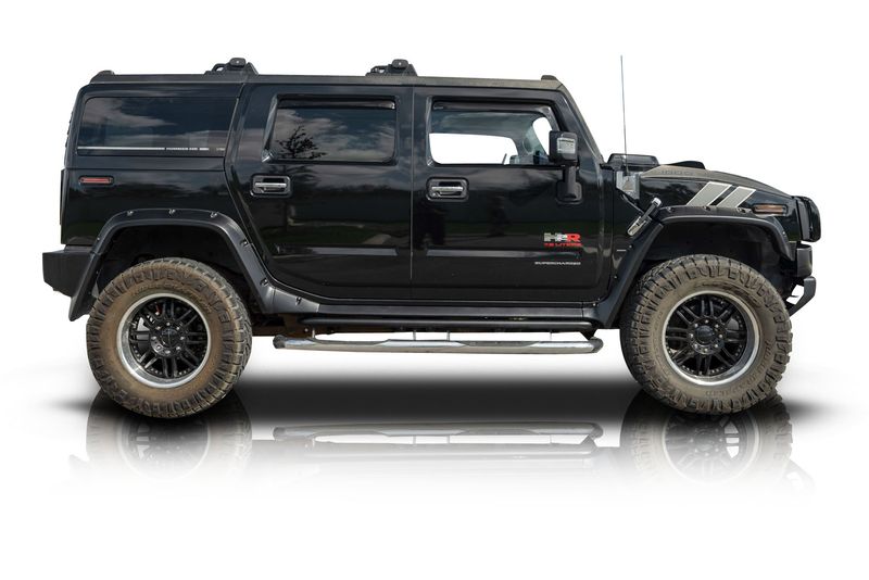 An incredible side shot photo of aHummer H2 that you should buy.