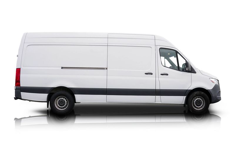 An incredible side shot photo of aMercedes-Benz Sprinter 2500 that you should buy.