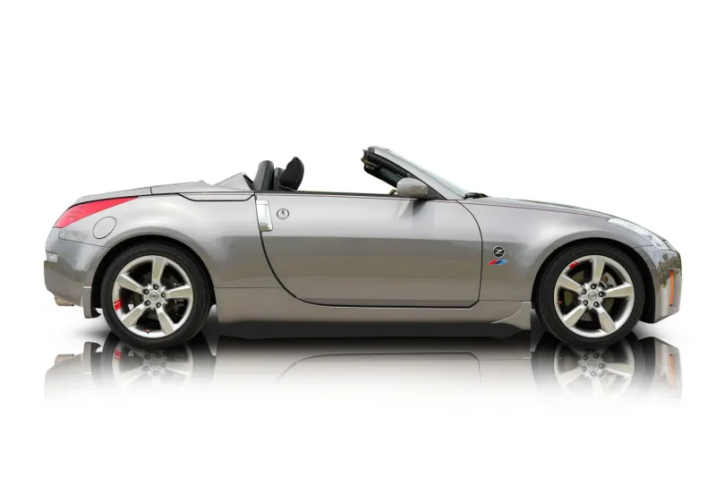 An incredible side shot photo of aNissan 350Z that you should buy.
