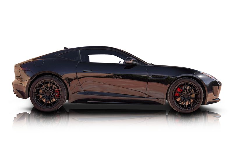 An incredible side shot photo of aJaguar F-Type that you should buy.