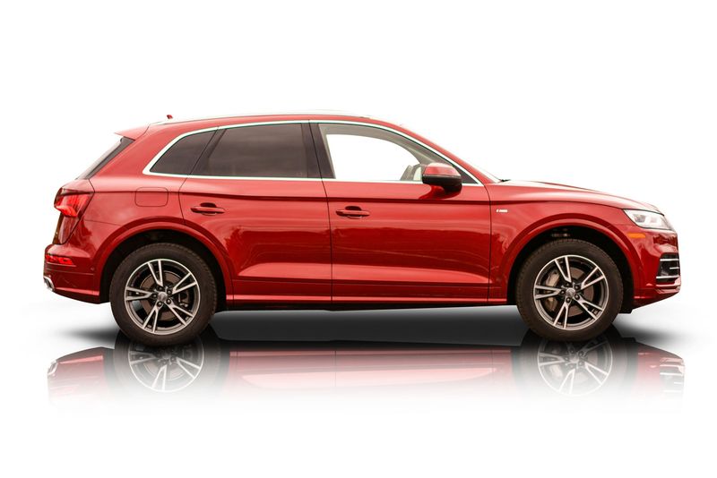 An incredible side shot photo of aAudi Q5 that you should buy.