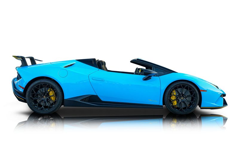 An incredible side shot photo of aLamborghini Huracan that you should buy.