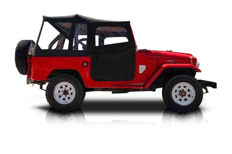 An incredible side shot photo of aToyota Land Cruiser that you should buy.
