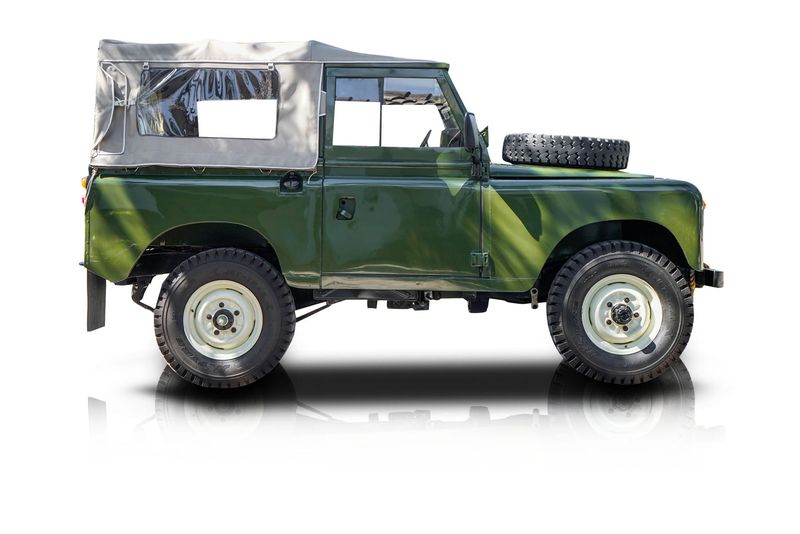 An incredible side shot photo of aLand Rover Santana that you should buy.