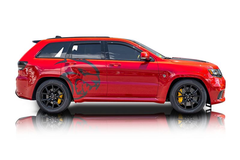 An incredible side shot photo of aJeep Grand Cherokee that you should buy.