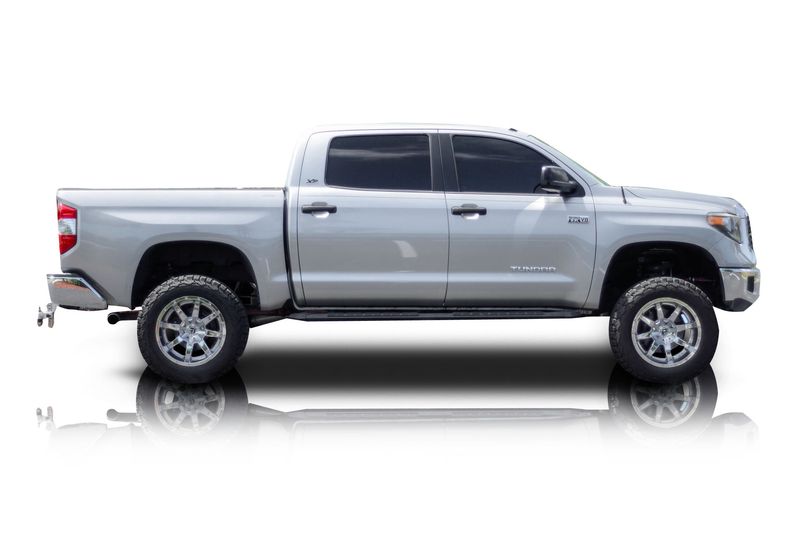 An incredible side shot photo of aToyota Tundra that you should buy.