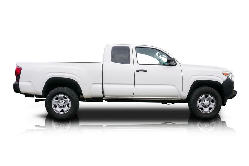An incredible side shot photo of aToyota Tacoma that you should buy.