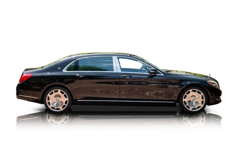 An incredible side shot photo of aMercedes-Benz Maybach S600 that you should buy.