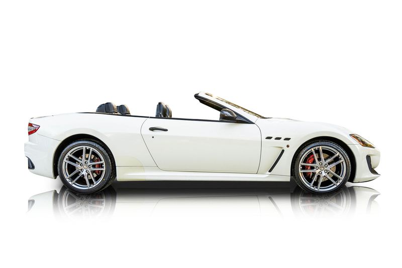 An incredible side shot photo of aMaserati GranTurismo that you should buy.