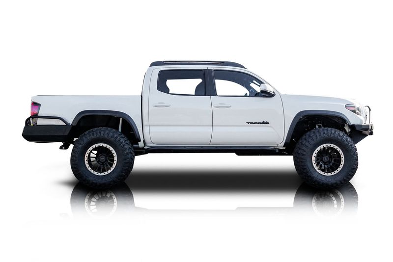 An incredible side shot photo of aToyota Tacoma that you should buy.