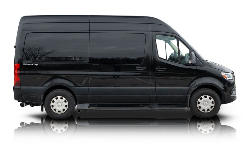 An incredible side shot photo of aMercedes-Benz Sprinter 2500 that you should buy.