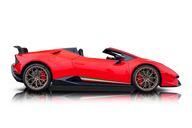 An incredible side shot photo of aLamborghini Huracan that you should buy.