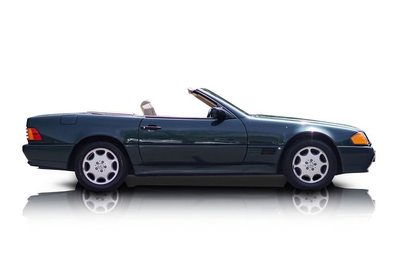 An incredible side shot photo of aMercedes-Benz SL500 that you should buy.