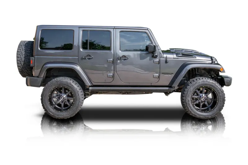 An incredible side shot photo of aJeep Wrangler that you should buy.