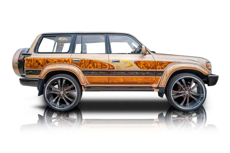 An incredible side shot photo of aToyota Land Cruiser that you should buy.