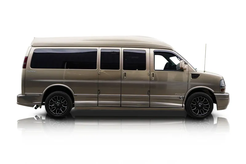 An incredible side shot photo of aChevrolet Express 2500 that you should buy.
