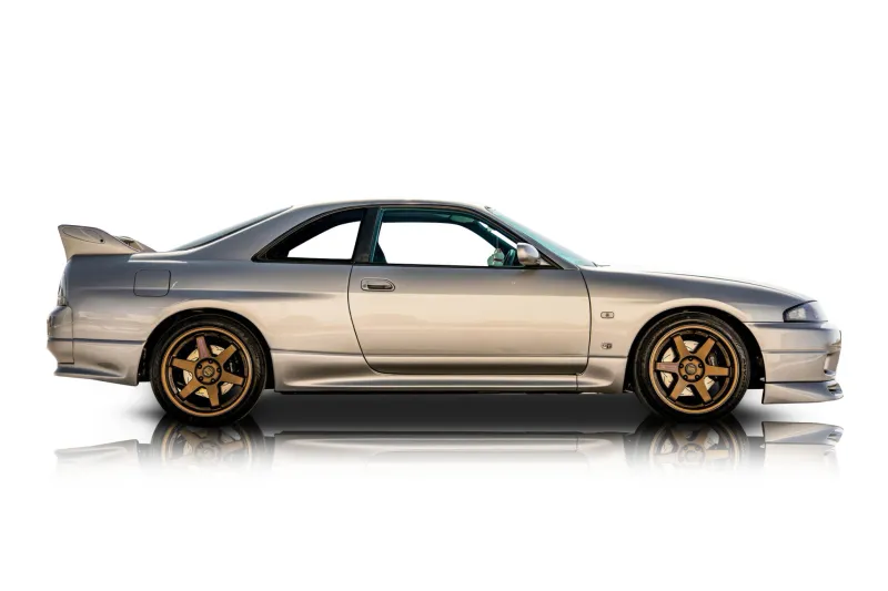 An incredible side shot photo of aNissan Skyline that you should buy.