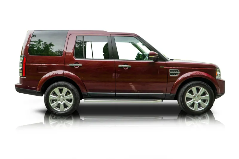 An incredible side shot photo of aLand Rover LR4 that you should buy.
