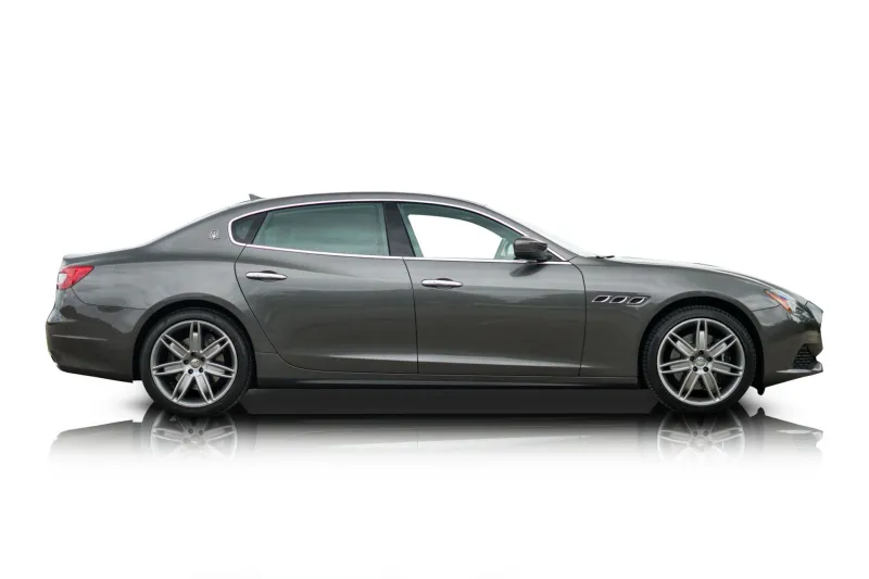 An incredible side shot photo of aMaserati Quattroporte that you should buy.