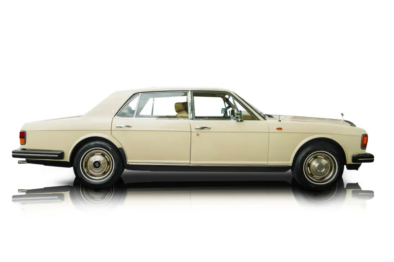 An incredible side shot photo of aRolls-Royce Silver Spur that you should buy.