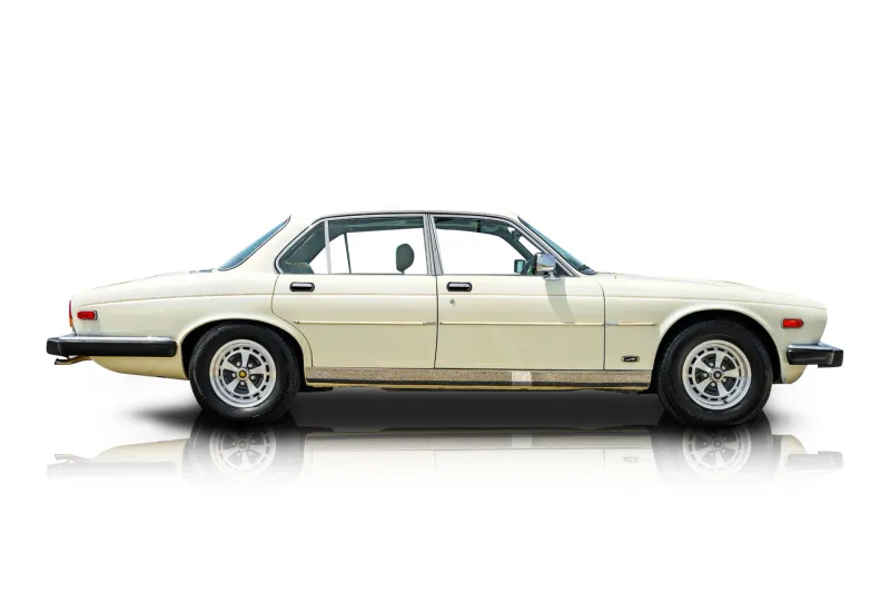 An incredible side shot photo of aJaguar XJ6 that you should buy.