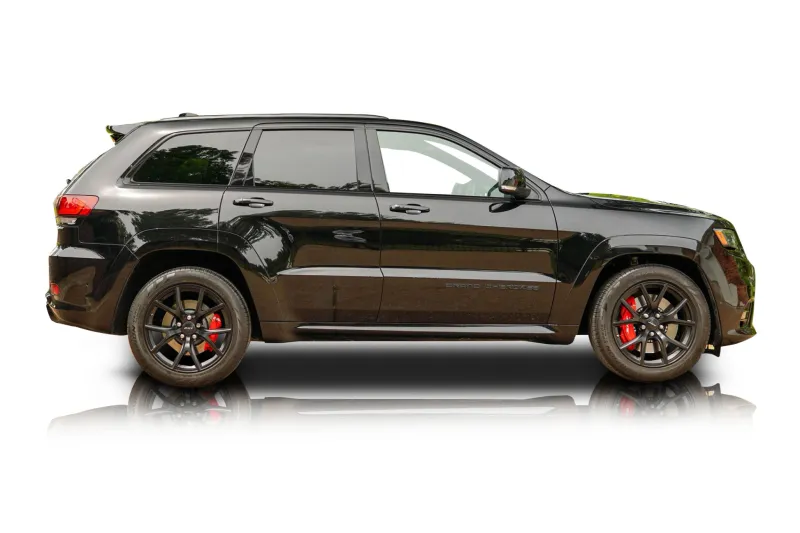 An incredible side shot photo of aJeep Grand Cherokee that you should buy.