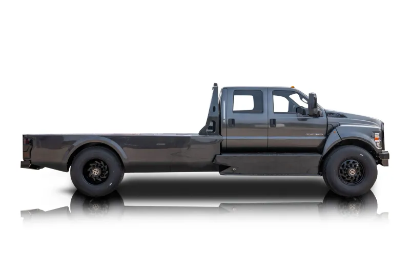 An incredible side shot photo of aFord F-750 that you should buy.