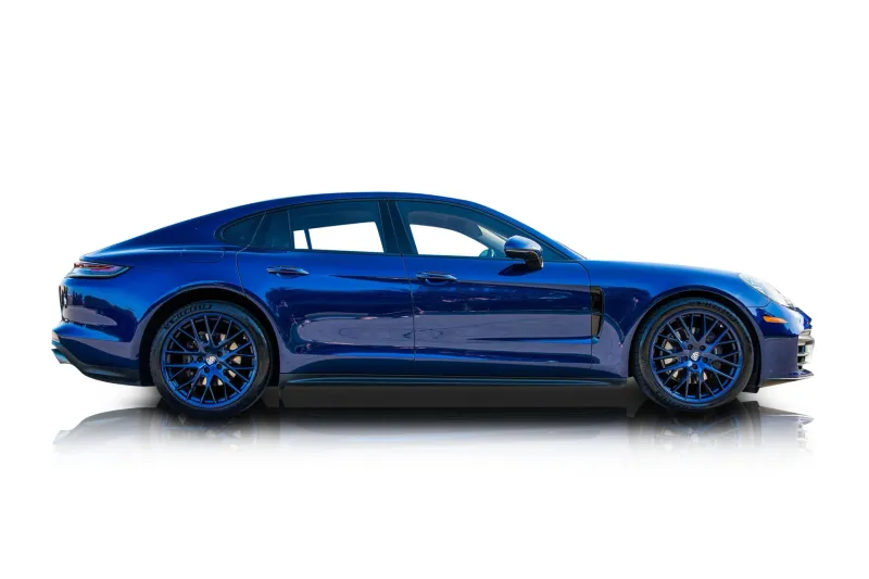 An incredible side shot photo of aPorsche Panamera that you should buy.