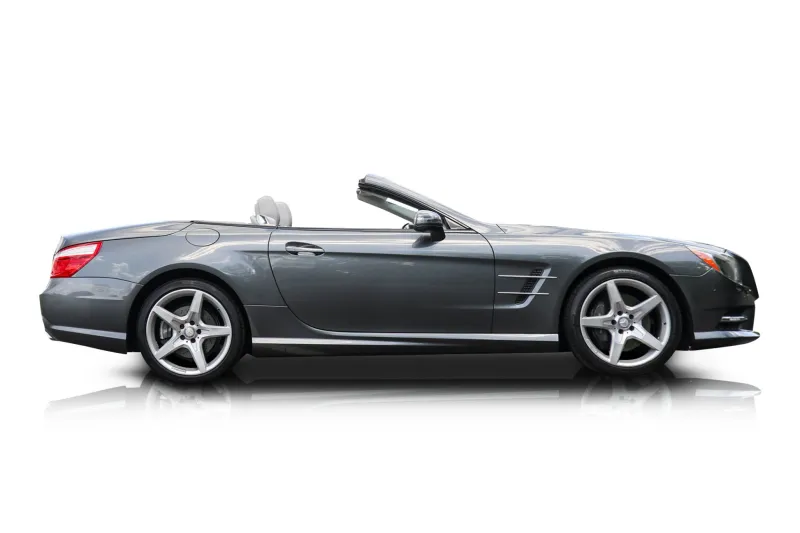 An incredible side shot photo of aMercedes-Benz SL550 that you should buy.
