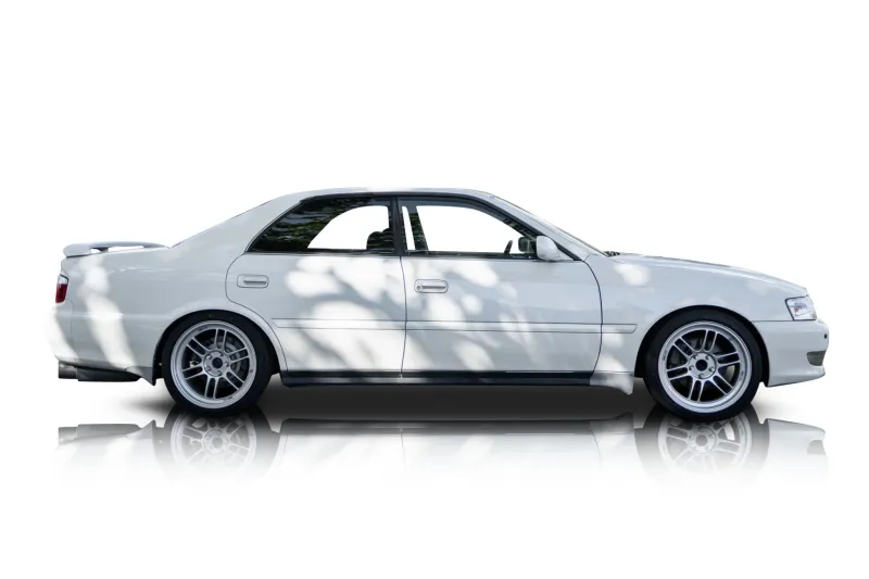 An incredible side shot photo of aToyota Chaser that you should buy.