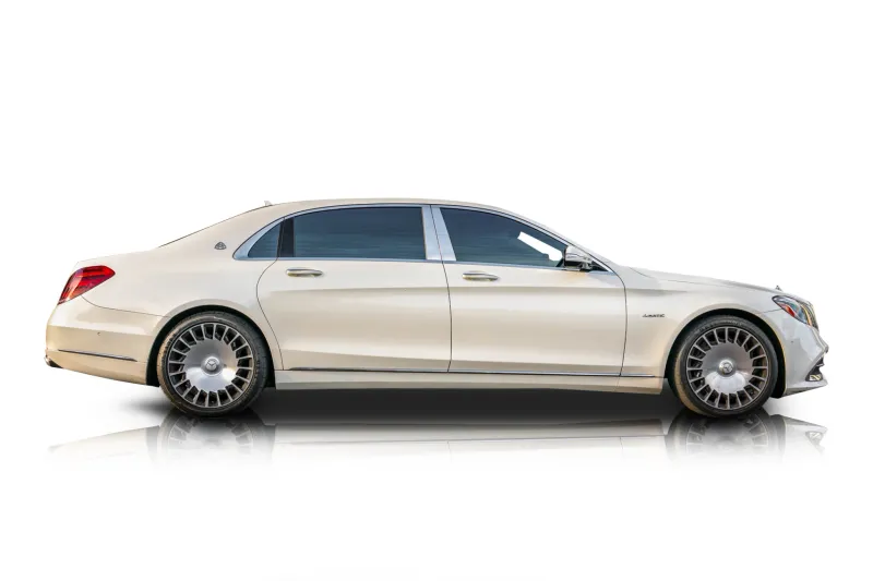 An incredible side shot photo of aMercedes-Benz Maybach S560 that you should buy.